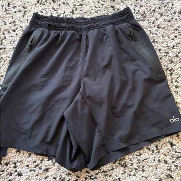 3 Men’s Alo Workout shorts (S) - Picture 3 of 8